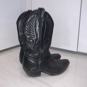 Vintage Leather Cowboy Boots 🤠👢
RARE FIND